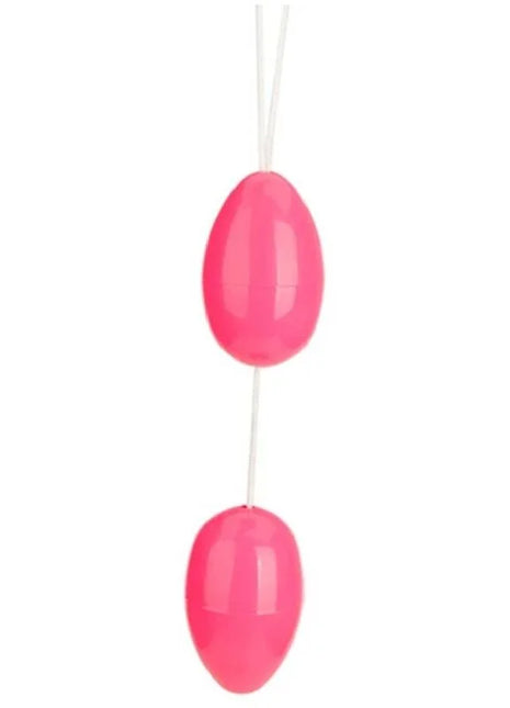 Glänzende rosa plastikperlen in eiform verbunden mit weißer schnur im produkt baile zwillingeblle rosa analblle