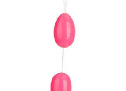 Glänzende rosa plastikperlen in eiform verbunden mit weißer schnur im produkt baile zwillingeblle rosa analblle