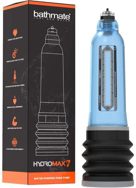 Blaue, transparente, wasserbetriebene penis-pumpe mit schwarzem sockel und silbernen akzenten von bathmate hydromax7