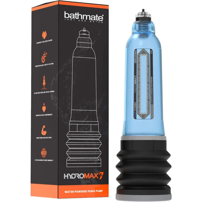 Blaue, transparente, wasserbetriebene penis-pumpe mit schwarzem sockel und silbernen akzenten von bathmate hydromax7