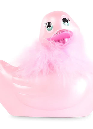 Ein rosa gummienten-plüschspielzeug big tease toys i rub my my duckie 2.0 mit grünen augen und flauschigem kragen