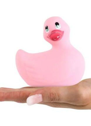 Pink rubber duck mit grünen augen und rotem schnabel aus gummi auf offener hand in big tease toys ich rubbe mein duckie classic vibrating duck pink