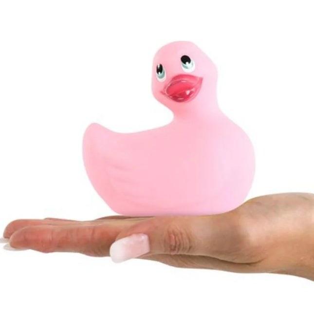 Pink rubber duck mit grünen augen und rotem schnabel aus gummi auf offener hand in big tease toys ich rubbe mein duckie classic vibrating duck pink