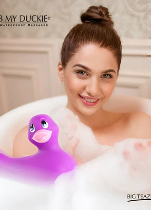 Lila gummientenförmiger wasserdichter massager mit rosa schnabel und schwarzen augen von big tease toys