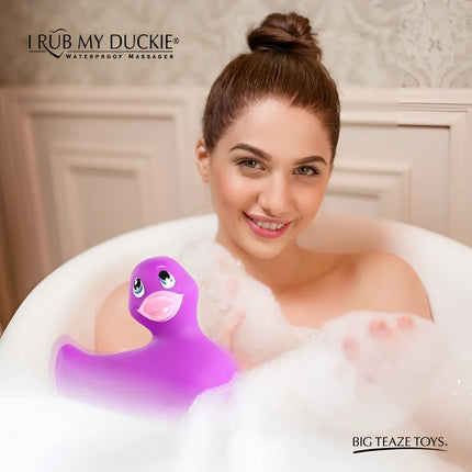 Lila gummientenförmiger wasserdichter massager mit rosa schnabel und schwarzen augen von big tease toys