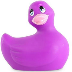 Vibranter lila gummiente mit glänzendem rosa schnabel und leuchtend blauen augen von big tease toys ich rubbe mein duckie classic vibrierend
