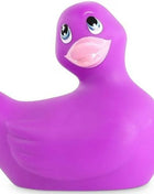Vibranter lila gummiente mit glänzendem rosa schnabel und leuchtend blauen augen von big tease toys ich rubbe mein duckie classic vibrierend