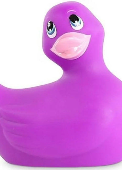 Vibranter lila gummiente mit glänzendem rosa schnabel und leuchtend blauen augen von big tease toys ich rubbe mein duckie classic vibrierend