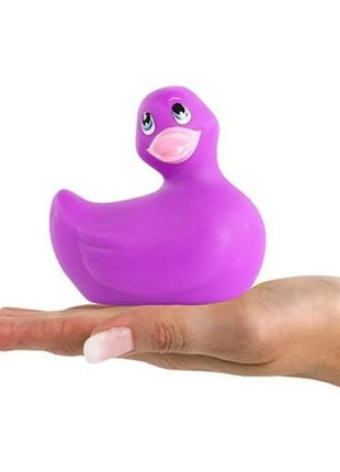 Ein lebendiger lila gummientenvibrator big tease toys ich rubbe mein duckie classic mit glänzendem finish