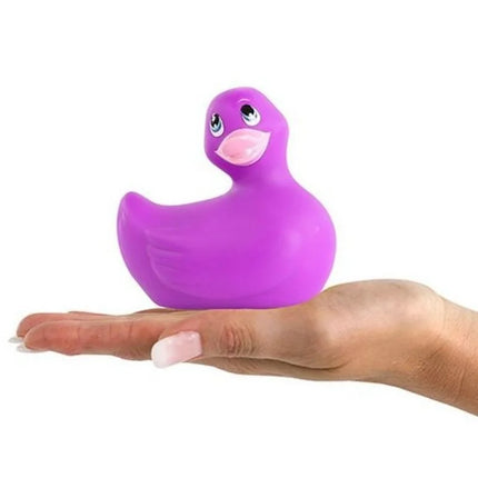 Ein lebendiger lila gummientenvibrator big tease toys ich rubbe mein duckie classic mit glänzendem finish