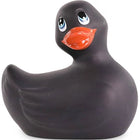 Schwarze gummiente mit leuchtend blauen augen und orangefarbenem schnabel von big tease toys ich rubbe meine duckie classic vibrierend