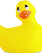Eine klassische gelbe gummiente mit glänzendem orangefarbenem schnabel und schwarz-weißen augen von big tease toys
