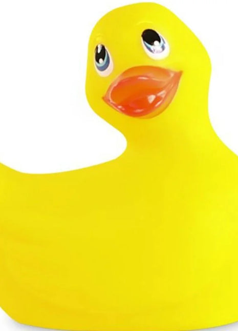 Eine klassische gelbe gummiente mit glänzendem orangefarbenem schnabel und schwarz-weißen augen von big tease toys
