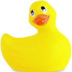 Eine klassische gelbe gummiente mit glänzendem orangefarbenem schnabel und schwarz-weißen augen von big tease toys