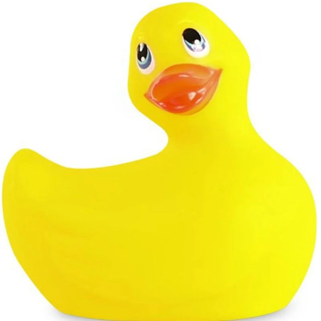 Eine klassische gelbe gummiente mit glänzendem orangefarbenem schnabel und schwarz-weißen augen von big tease toys