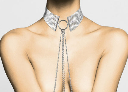 Eine silberne mesh-texturierte choker halskette mit zentralem ring und hängenden ketten von bijoux dési métallque