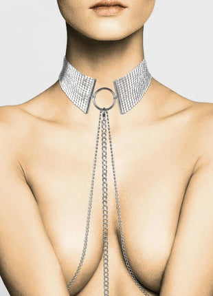 Eine silberne mesh-texturierte choker halskette mit zentralem ring und hängenden ketten von bijoux dési métallque