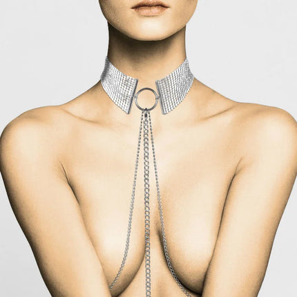 Eine silberne mesh-texturierte choker halskette mit zentralem ring und hängenden ketten von bijoux dési métallque