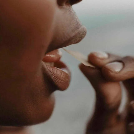 Eine dünne, transparente lippenbalsamstreifen von bijoux mit kokosaroma in nachhaltiger verpackung fördern echtes vergnügen
