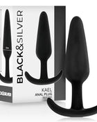 Schwarzer silikon analplug kael von black und silver mit mittlerem griff und gebogenem griff