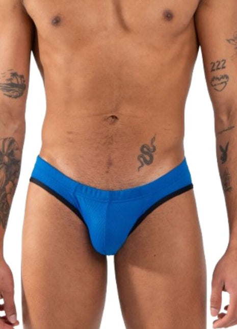 Hellblaue, enganliegende badehose burn 018 mit schwarzem rand, geeignet für schwimmen und wassersport