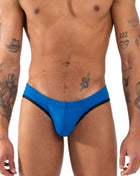 Formengebundene badehose burn 018 blue slip s in leuchtendem blau mit schwarzem rand