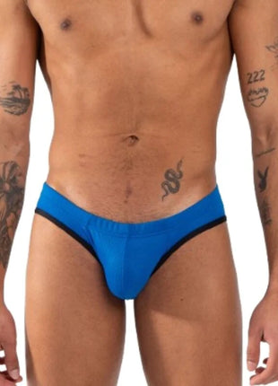 Formengebundene badehose burn 018 blue slip s in leuchtendem blau mit schwarzem rand