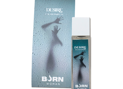 Eine schlanke transparente glasflasche born woman desire eau de parfum mit weißem deckel und türkisfarbenem etikett vor regennassem hintergrund