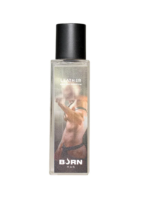 Clear glasflasche mit schwarzem deckel und label mit mann in lederkleidung parfüm burn leder herren 20 ml von Born Man