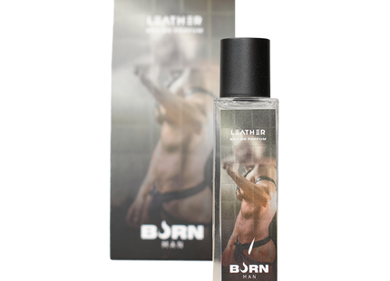 Klar glasflasche mit schwarzem deckel und label leather eau de parfum, bild eines muskulösen mannes im lederharness, burn leder herrenparfüm 20 ml