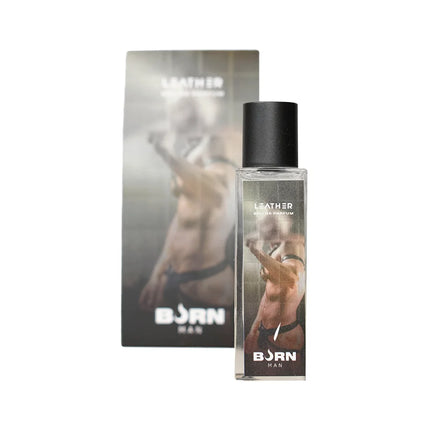 Klar glasflasche mit schwarzem deckel und label leather eau de parfum, bild eines muskulösen mannes im lederharness, burn leder herrenparfüm 20 ml