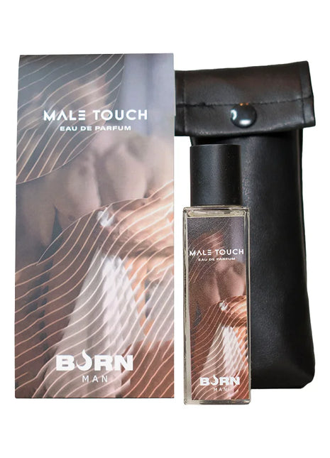 Klar glasflasche mit male touch eau de parfum von born man mit schwarzem deckel und warmen abstrakten wellenmusteretikett
