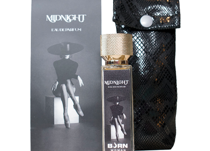 Ein eleganter rechteckiger glasparfümflakon burn midnight damenparfüm 20 ml mit gold strukturiertem deckel und schwarzem etikett mit frau im breitkrempigen hut
