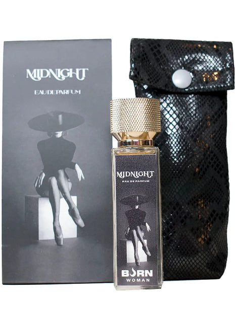 Ein eleganter rechteckiger glasparfümflakon burn midnight damenparfüm 20 ml mit gold strukturiertem deckel und schwarzem etikett mit frau im breitkrempigen hut