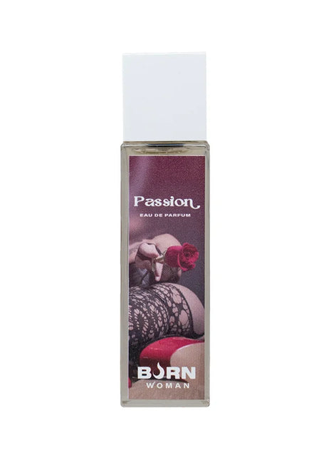 Ein schlanker rechteckiger glasflakon born woman passion eau de parfum mit weißem deckel und rosenetikett