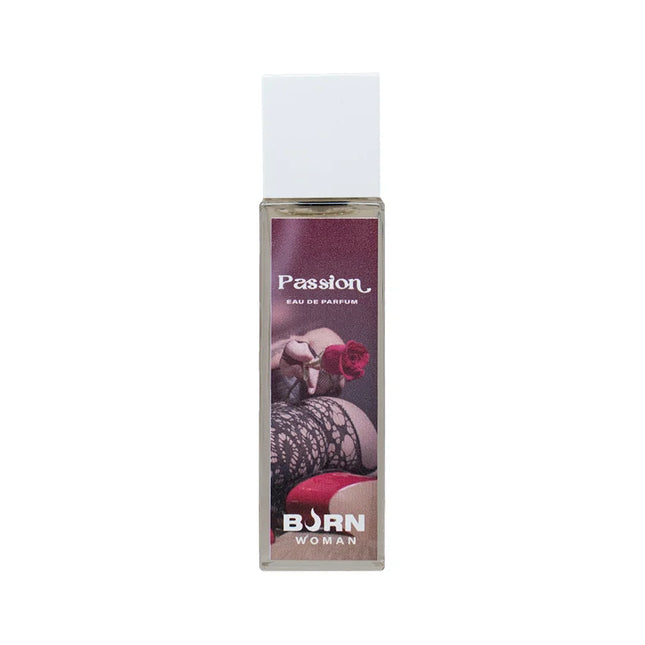 Ein schlanker rechteckiger glasflakon born woman passion eau de parfum mit weißem deckel und rosenetikett