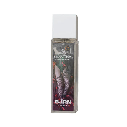 Ein rechteckiges glasflakon burn seduction damenparfüm 20 ml mit weißem deckel und beinen in spitzenstrümpfen auf etikett
