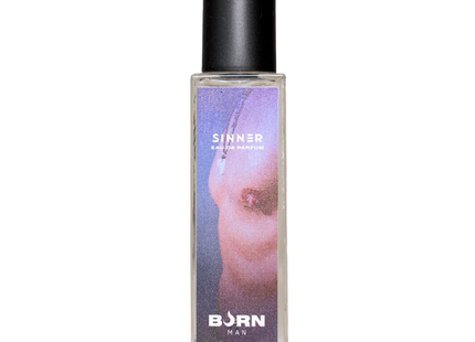 Ein schlanker rechteckiger glasflakon born man sinner eau de parfum 20 ml mit schwarzem deckel und lila-blauem label