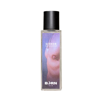 Ein schlanker rechteckiger glasflakon born man sinner eau de parfum 20 ml mit schwarzem deckel und lila-blauem label