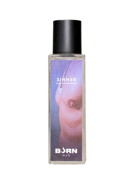 Ein schlanker rechteckiger glasflakon born man sinner eau de parfum 20 ml mit schwarzem deckel und lila-blauem label