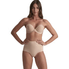 Beige sujetador adhesivo strapless con copa c y braguita de talle alto con alas adhesivas transparentes