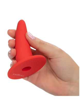 Roter silikon analplug mit rundem fuß und cuddle gravur im calexotics 5 teiliges tragbares dilator set