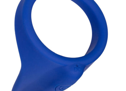 Blauer silikonring mit glattem rundem design und dezent geprägtem branding von calexotics admiral dammmassager