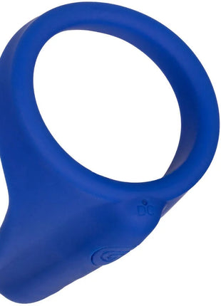 Blauer silikonring mit glattem rundem design und dezent geprägtem branding von calexotics admiral dammmassager