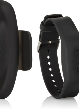 Schwarzes silikon-armband mit integrierten steuerungstasten und geschwungenem stimulatorkopf von calexotics