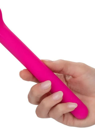 Ein lebhaft pinkfarbener glatter silikon vibrator mit gebogenem griff und abgerundetem spitze von calexotics bliss clitoriffic rosa