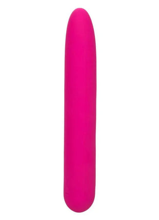 Ein schlanker, lebhafter rosa silikon-vibrationsstab mit glattem, rundem design von calexotics bliss vibe rosa