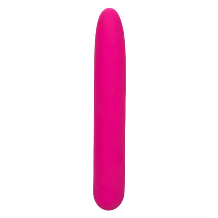 Ein schlanker, lebhafter rosa silikon-vibrationsstab mit glattem, rundem design von calexotics bliss vibe rosa