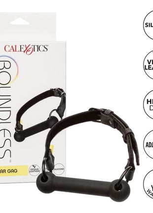 Schwarze boundless bar gag von calexotics aus silikon und veganem leder mit verstellbaren riemen