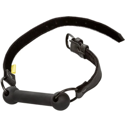 Schwarzer silikonmundknebel mit verstellbarem riemen und metallschnalle von calexotics boundless bar gag